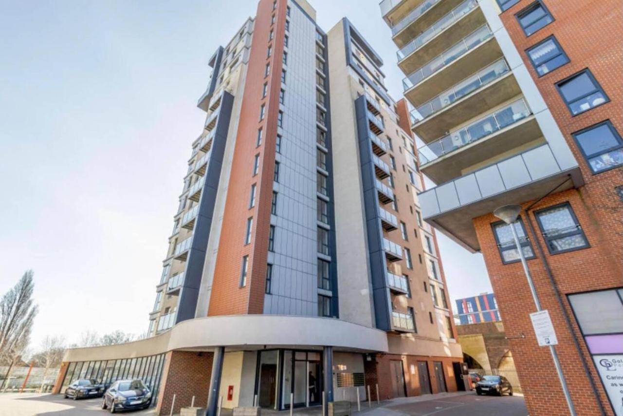 Lovely Luxury 1-Bed Apartment In Wembley London Exterior photo